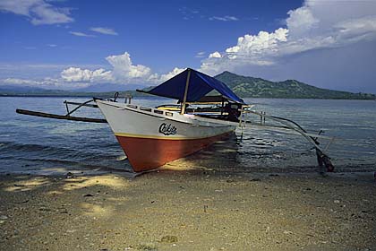 Auslegerboot vor Siladen - Sicht auf Sulawesi - (c) Armin Trutnau