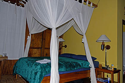 Bett im Bungalow Nr. 11 - Wakatobi Dive Resort - (c) Armin Trutnau