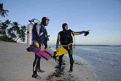 Klaus Breidenbach und Robert Wilpernig am Hausriff - Wakatobi Dive Resort - (c) Armin Trutnau